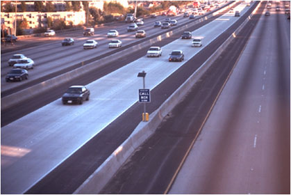 figure 19 - photo - Photograph showing I-15 express lanes in San Diego, CA