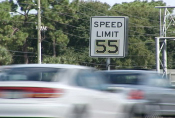 Photo. A variable speed limit sign on I-4 in Orlando, Florida showing a speed limit of 55 mph.