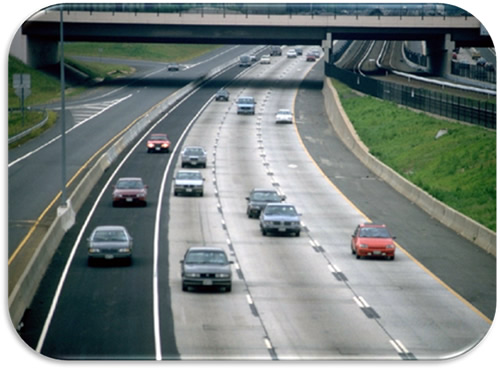 Figure 11. Photo. I-66 HOV/Shoulder Lane Adaptation-Virginia (Photo Courtesy of VDOT). Photo showing temporary shoulder use on the right shoulder of an urban freeway.