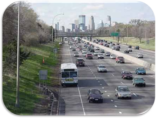 Figure 9. Photo. Bus on Shoulders-Mn/DOT (Photo courtesy of Mn/DOT). Photo showing a bus operating on the right shoulder on a Minnesota freeway.