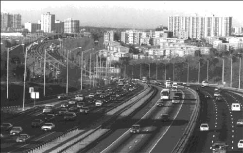 photo of the median reversible lanes on I-395, consisting of two lanes plus shoulders, separated from the general purpose lanes by a concrete barrier