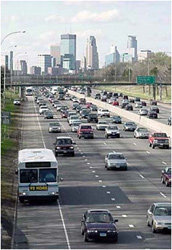 figure 10 - photo - Photograph showing bus on shoulder lane in Minneapolis, Minnesota