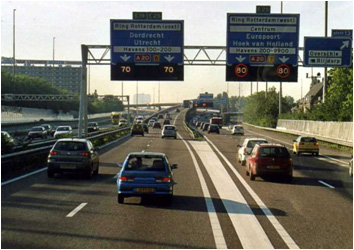 figure 23 - photo - Photograph of variable speed limit by lane in Rotterdam, Netherlands