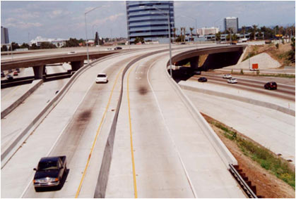 figure 44 - photo - Photograph of a freeway to freeway two-way connector along I-5 in Orange County, CA