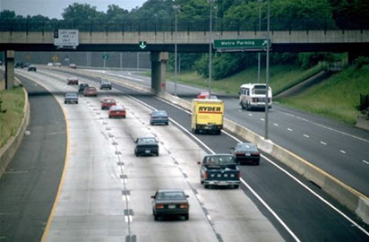 figure 59 - photo - Photograph showing dynamic High Occupancy Vehicle lane (leftmost lane) and dynamic shoulder lane (rightmost lane) on I-66 in Virginia