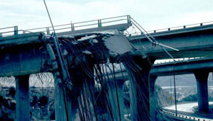 This picture shows the damage to a California freeway following the Northridge earthquake in January 1994. A freeway ramp has been torn apart and the resulting damage is left hanging in mid-air. Other freeway ramps that were not damaged are visible in the background.