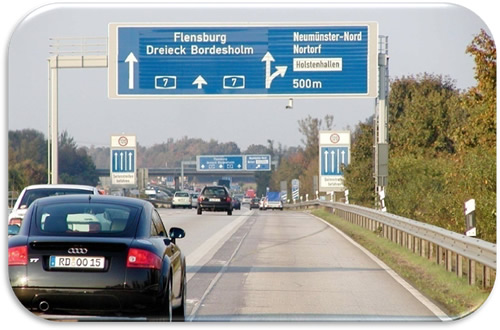 Figure 31. Photo. Continuation of Temporary Hard Shoulder Use through an Interchange-Germany. Photo showing active temporary shoulder use continuing through an interchange on German urban freeway.