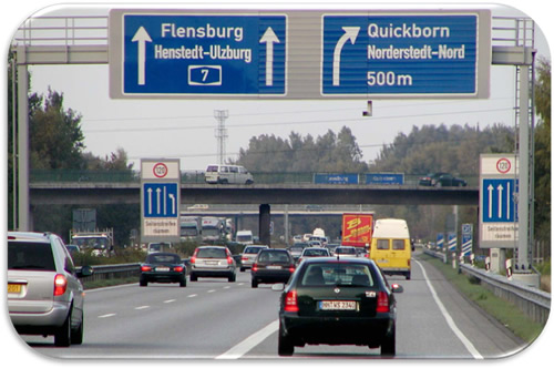 Figure 33. Photo. Termination of Temporary Hard Shoulder Use at Interchange—Germany (13). Photo showing active temporary shoulder use terminates at an interchange on a German urban freeway.