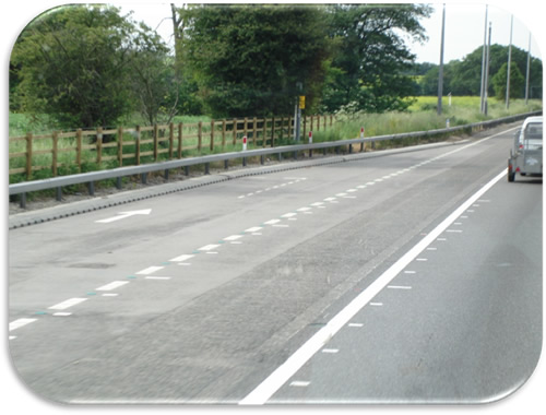 Figure 37. Photo. Emergency Refuge Area on Facility with Active Traffic Management—England. Photo illustrating an emergency refuge area to the left of the left shoulder on a motorway in England.