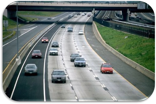 Figure 39. Photo. I-66 Peak Period Shoulder Use—Virigina. Photo showing the right shoulder is open to traffic.