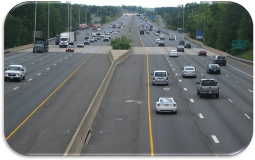 Figure 40. Photo. I-66 HOV Lanes, West of HOV/SL Portion—Virigina. Photo showing an operational HOV lane in the left lane.