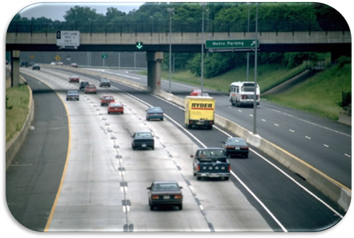 Figure 41. Photo. I-66 HOV/SL Portion—Virginia. Photograph showing operational shoulder use on the right shoulder.