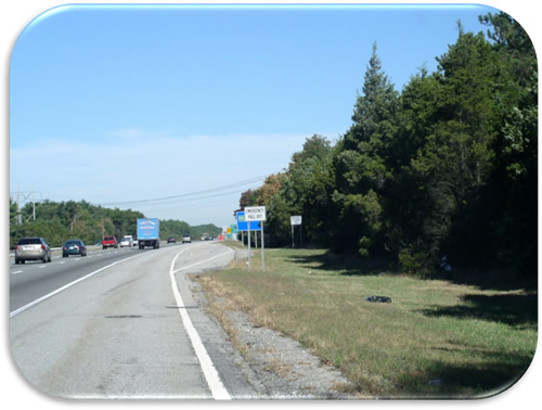 Figure 46. Photo. Breakdown Shoulder Use on I-93—Massachusetts. Photo showing the right breakdown shoulder open to users along with an emergency refuge area.
