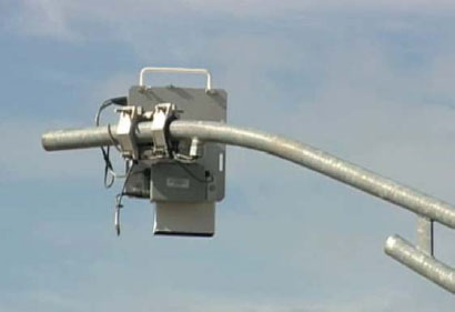 Figure 3. Photograph showing overhead antenna used in the SENTRI program (4). This photograph shows a mast arm with an overhead antenna bolted to it.