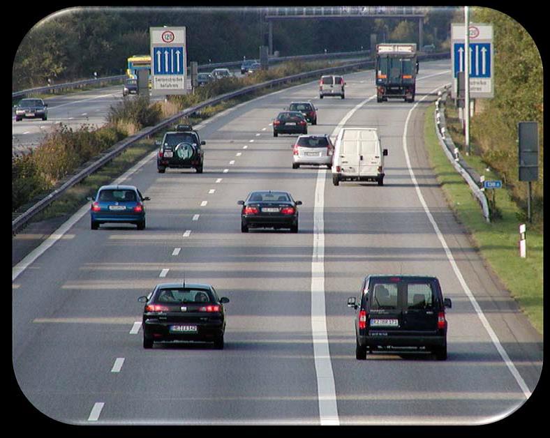 Photo of part-time shoulder use in Germany. Passenger vehicles are operating on both the traditional travel lanes and the right shoulder under similar conditions.