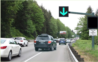 Photo shows right lane dynamic shoulder open, indicated by green arrow.